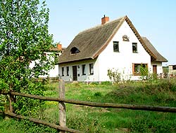 Typisches Reetdachhaus der Region in Paske