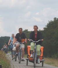 Radfahrer auf dem Radweg nach Usedom